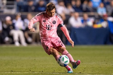 Lionel Messi đá phạt thần sầu giúp Inter Miami thoát thua khó tin