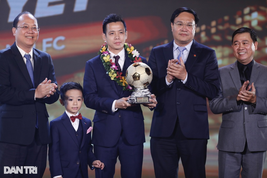 Văn Quyết giành Quả bóng vàng Việt Nam 2022 - 1 Văn Quyết giành Quả bóng vàng Việt Nam 2022 - 1