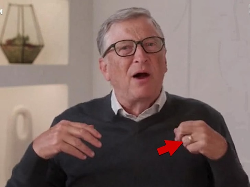 Bill Gates vẫn đeo nhẫn cưới trong lần đầu xuất hiện sau thông báo ly hôn - 1 Bill Gates vẫn đeo nhẫn cưới trong lần đầu xuất hiện sau thông báo ly hôn - 1