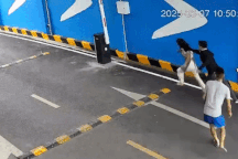 Người phụ nữ bị chồng cũ túm tóc, đấm liên tiếp vào mặt ở Bình Dương