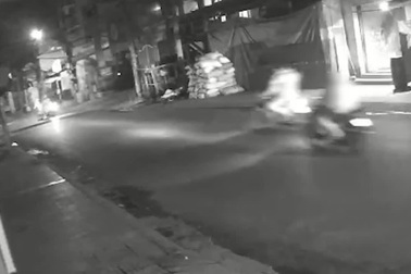 Hai cô gái bị chặn đường cướp xe máy ở TPHCM