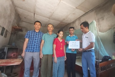 Người mẹ có con trai nằm nhà chờ chết, tiếp tục nhận quà bạn đọc