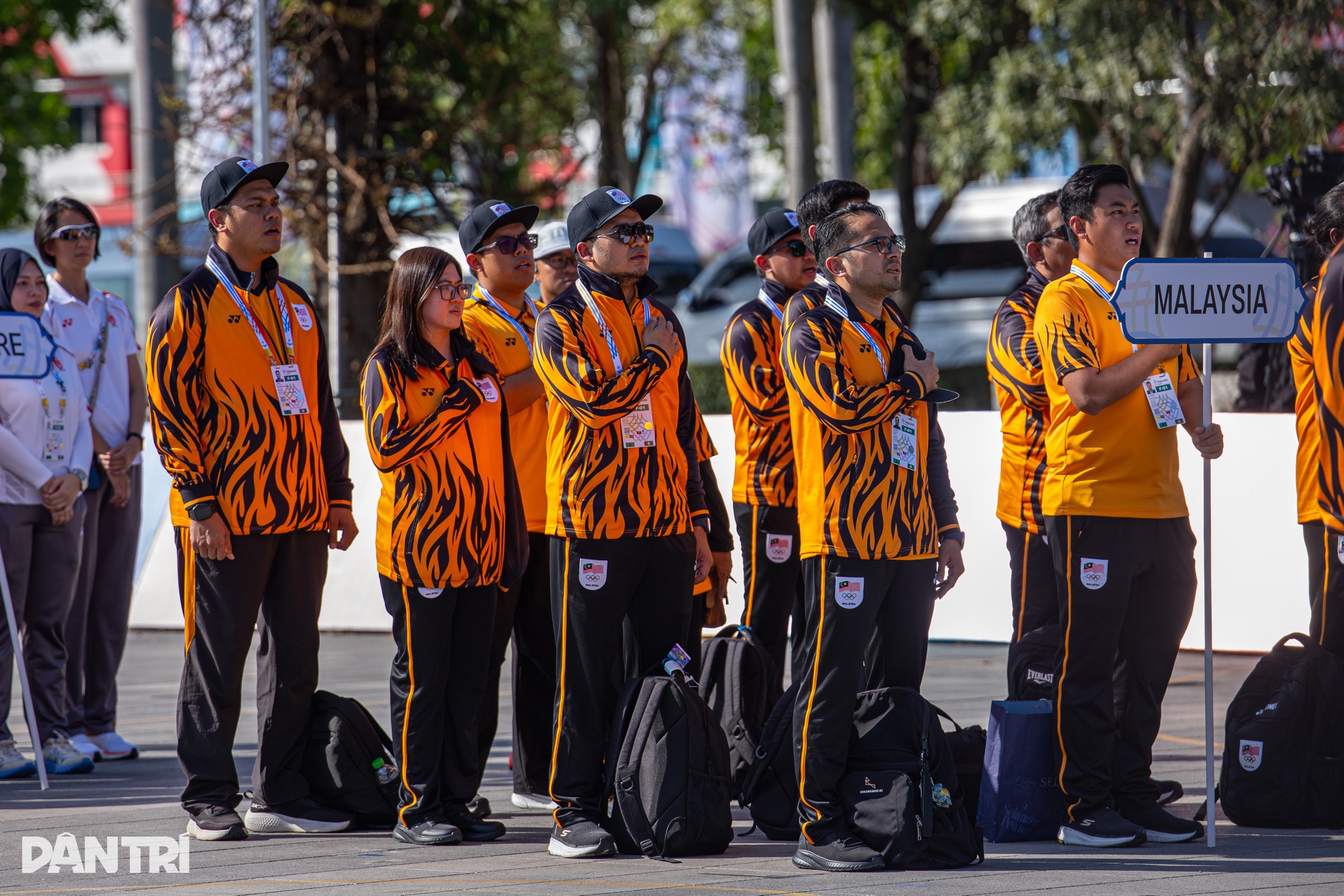 Quốc kỳ Việt Nam tung bay trong lễ thượng cờ tại SEA Games 33 - 10