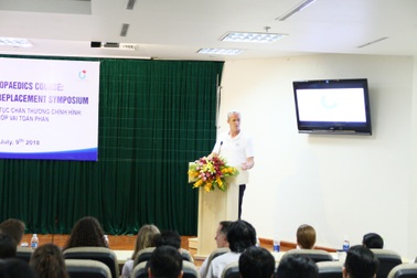 BS New York giúp BS Việt Nam phẫu thuật thay khớp vai toàn phần lần đầu tiên