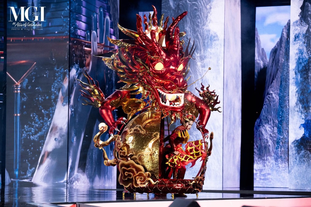 Lê Hoàng Phương được khen khi diễn trang phục dân tộc tại Hoa hậu Hòa bình - 1