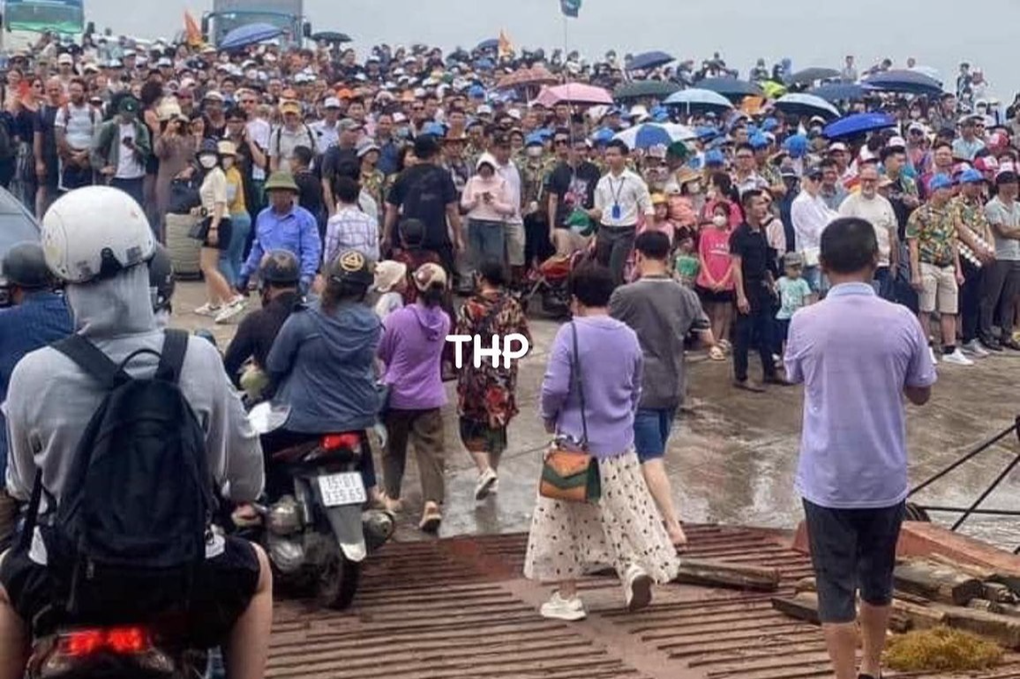 Khung cảnh ngộp thở du khách xếp hàng, chờ phà hơn 1 tiếng ra đảo Cát Bà - 1 Khung cảnh ngộp thở du khách xếp hàng, chờ phà hơn 1 tiếng ra đảo Cát Bà - 1
