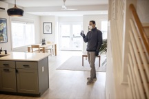 Thời Covid-19: Ngồi nhà lướt chợ ảo, dân môi giới chốt đơn qua Livestream