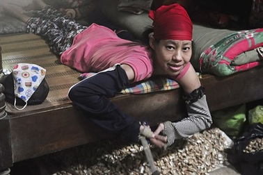 Cảm động chuyện hai chị em gái chung chồng