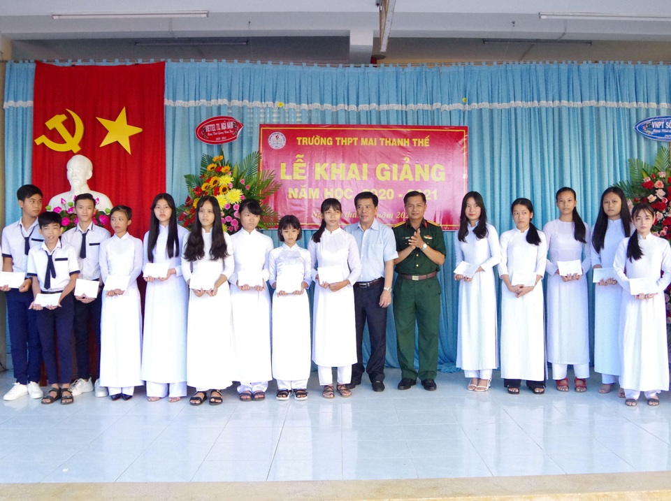 Bộ chỉ huy quân sự Sóc Trăng trao học bổng, quà đến học sinh nghèo - 1 Bộ chỉ huy quân sự Sóc Trăng trao học bổng, quà đến học sinh nghèo - 1