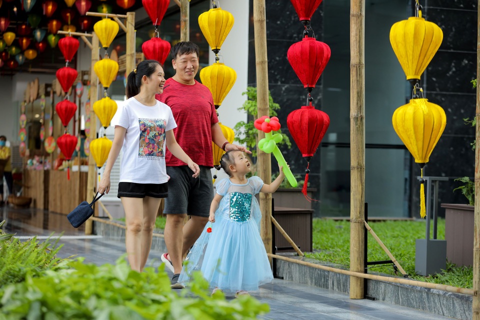 Cư dân nhí tưng bừng ‘Rước đèn lên trăng” trong đêm hội Trung thu của Sunshine Group - 2 Cư dân nhí tưng bừng ‘Rước đèn lên trăng” trong đêm hội Trung thu của Sunshine Group - 2