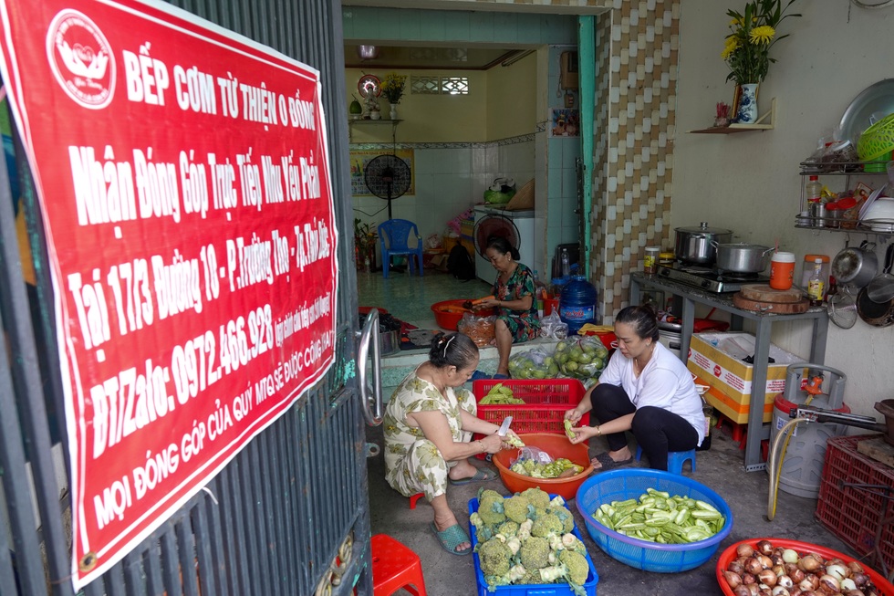 Con mất vì ung thư, mẹ trẻ lập bếp từ thiện để không khóc nữa - 5