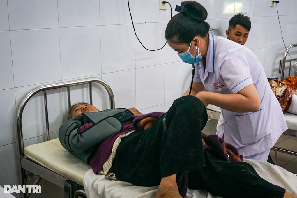 Lật xe khách ở Đà Nẵng: Con gái tìm bố trong chiếc xe bẹp rúm dưới vực - 1 Lật xe khách ở Đà Nẵng: Con gái tìm bố trong chiếc xe bẹp rúm dưới vực - 1