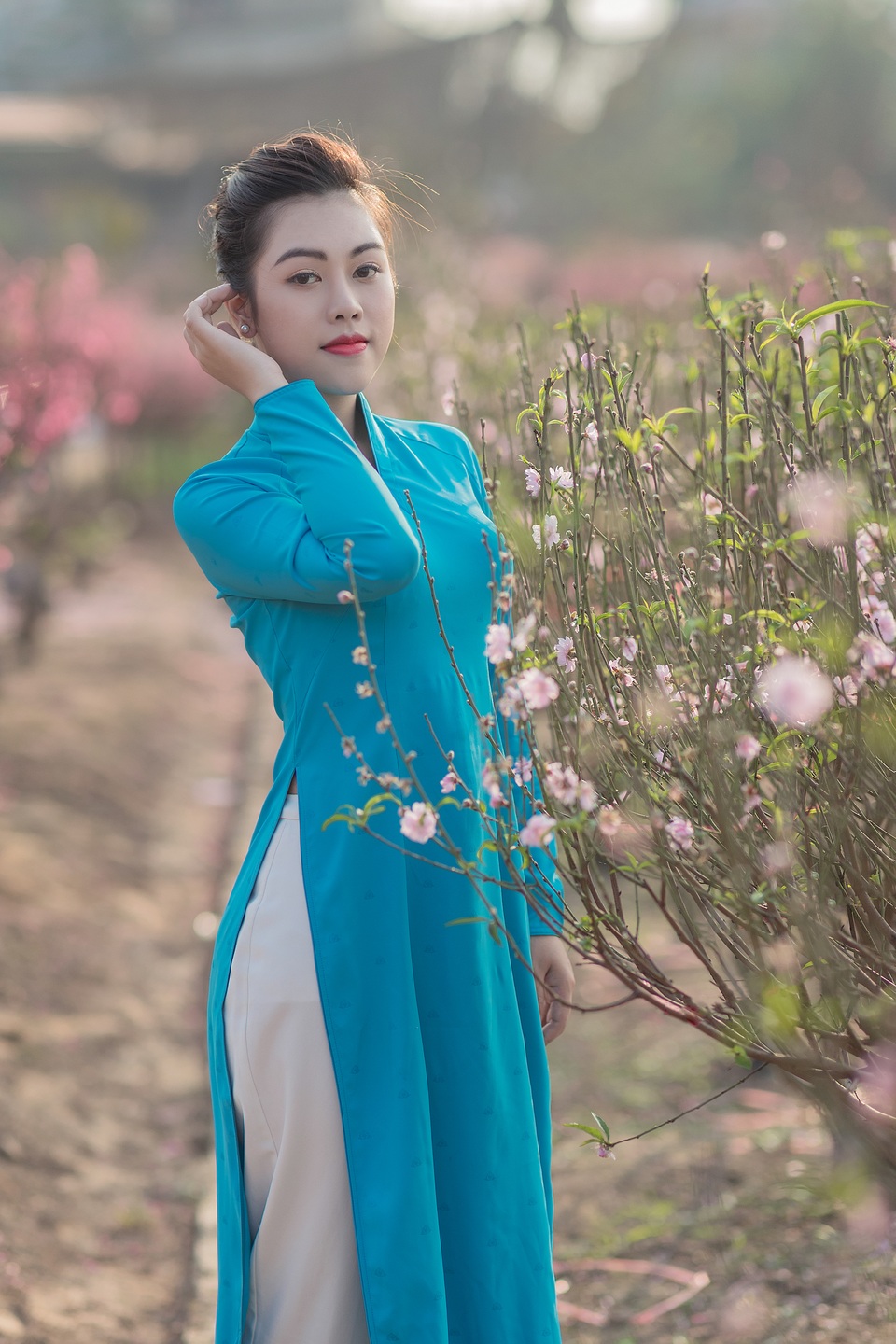 Nữ nhân viên hàng không khoe dáng nuột nà giữa vườn đào ngày Xuân - 3 Nữ nhân viên hàng không khoe dáng nuột nà giữa vườn đào ngày Xuân - 3