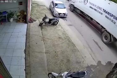 Ô tô vượt ẩu gây họa cho xe đi ngược chiều