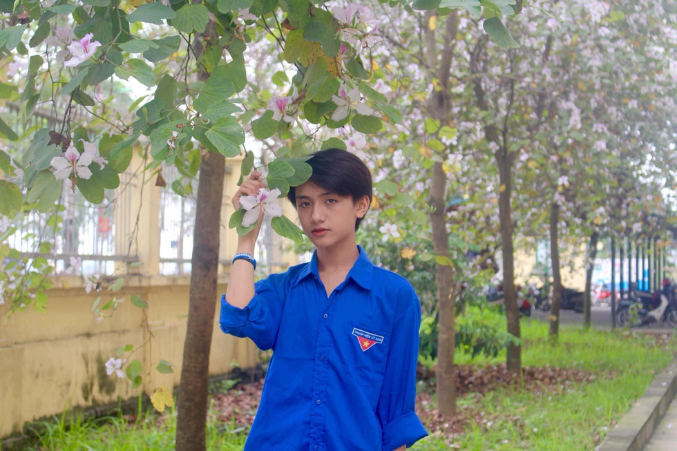 Nam sinh ở Hà Nội gây sốt vì xinh đẹp, "dở khóc" khi điểm danh ở lớp