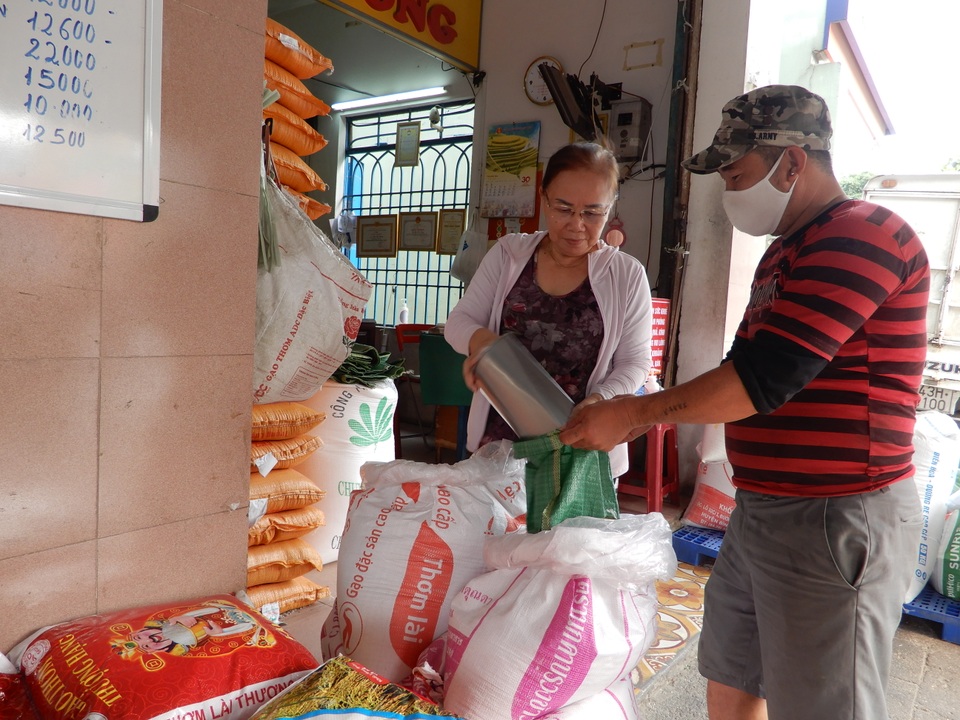 Bà chủ cửa hàng gạo khuyên khách không mua gạo tích trữ - 3