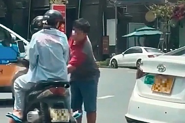 Tài xế taxi rút chìa khóa xe máy của cô gái ở hồ Con Rùa