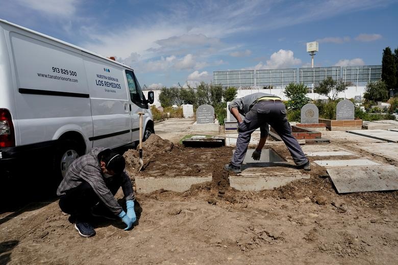 Nhói lòng cảnh chôn cất người chết vì Covid-19 - 12