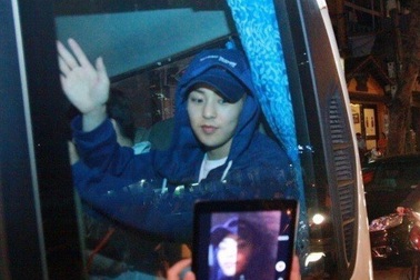 Kéo áo, giật tóc thần tượng, fan Việt bị báo nước ngoài ví là “xác sống”