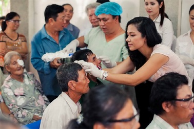 Việt Trinh và dàn người đẹp đi thăm bệnh nhân nghèo
