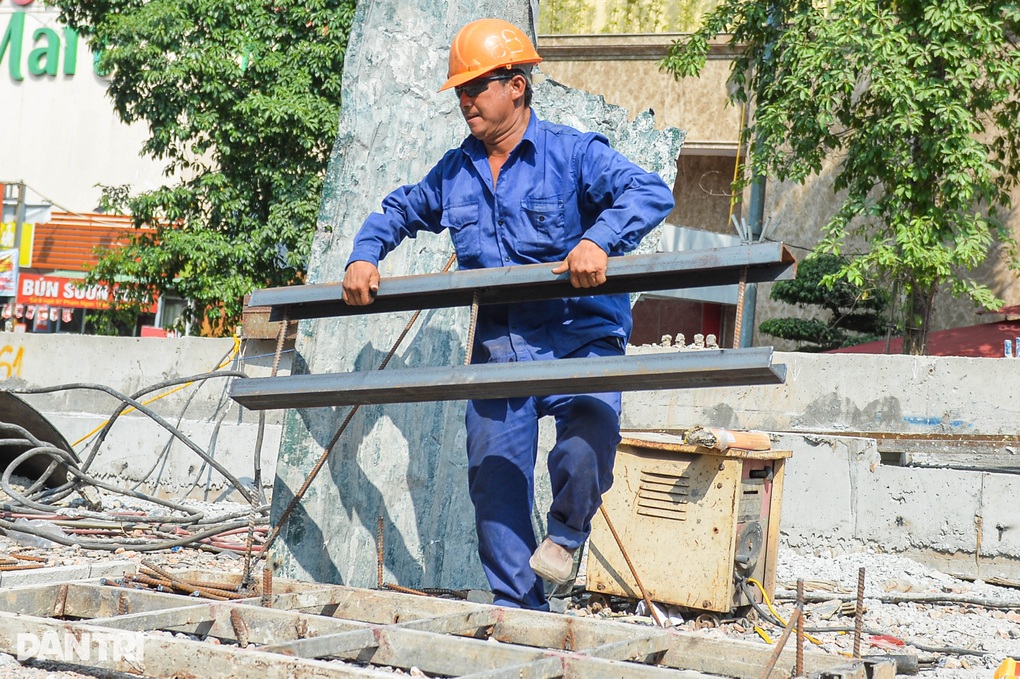 Hà Nội: Công nhân chống chọi nắng nóng, gấp rút hoàn thiện cầu vượt chữ C - 5 Hà Nội: Công nhân chống chọi nắng nóng, gấp rút hoàn thiện cầu vượt chữ C - 5