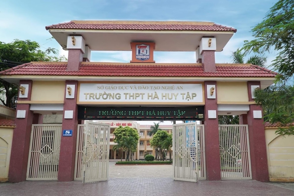 Nữ sinh lớp 11 bị đánh hội đồng phải nhập viện - 1 Nữ sinh lớp 11 bị đánh hội đồng phải nhập viện - 1