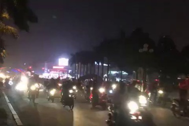 Người hâm mộ Thanh Hóa tràn xuống đường