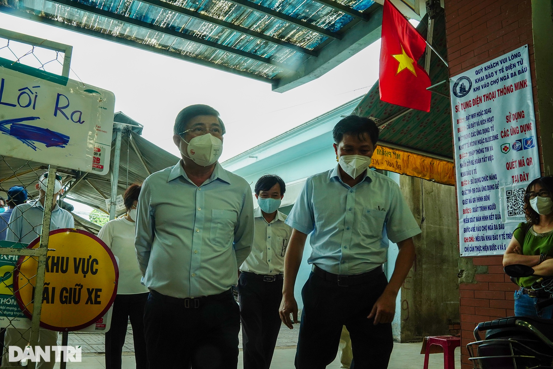 Chủ tịch TPHCM kiểm tra phòng dịch ở các chợ truyền thống - 1 Chủ tịch TPHCM kiểm tra phòng dịch ở các chợ truyền thống - 1