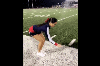 Hành động thách thức trọng lực của cô gái xinh đẹp “gây sốt” cộng đồng mạng