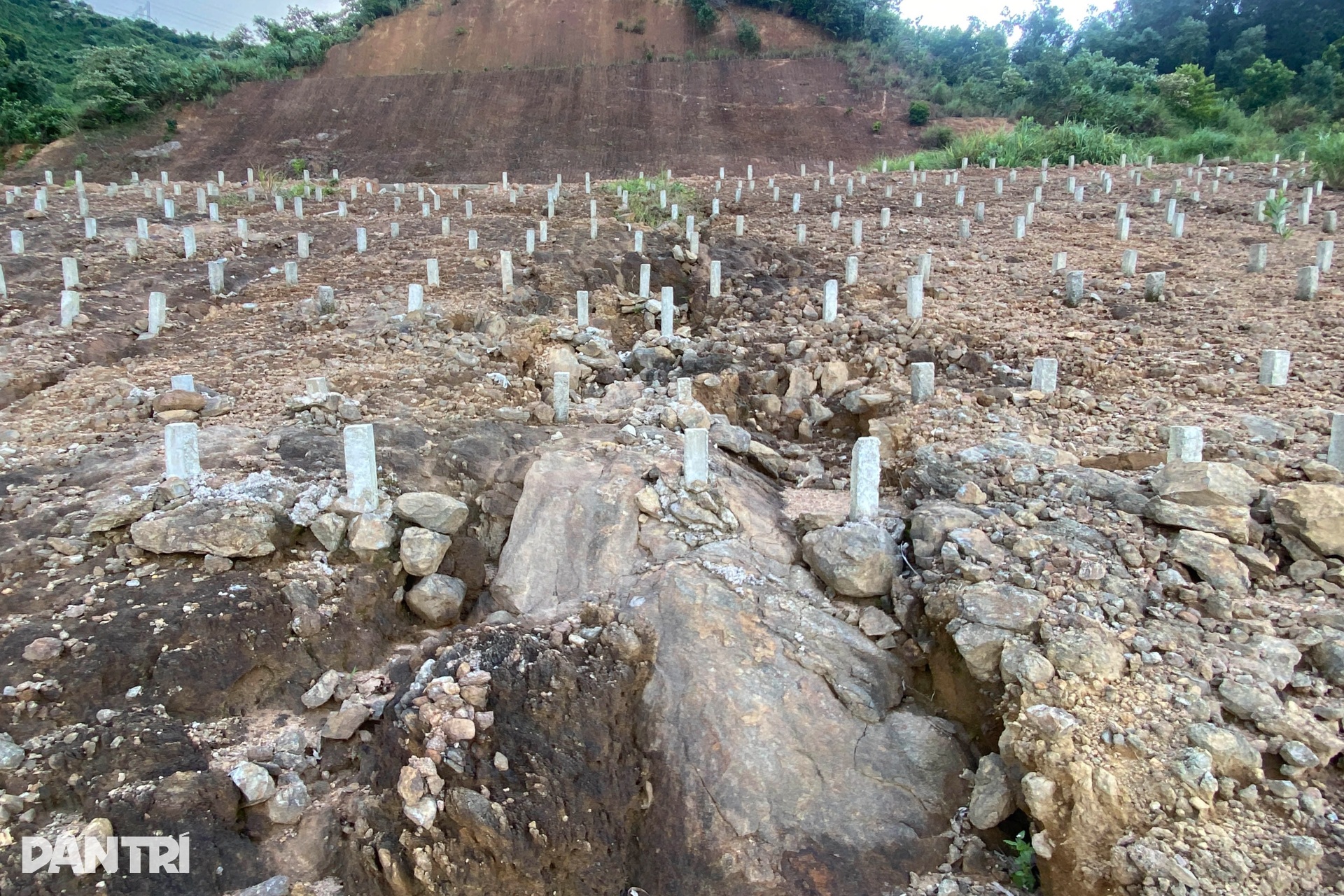 Nghĩa trang nằm trên đồi toàn đá khối, chưa hoàn thiện đã xói lở tan hoang - 6 Nghĩa trang nằm trên đồi toàn đá khối, chưa hoàn thiện đã xói lở tan hoang - 6