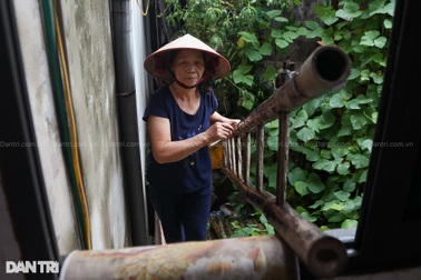 Mở đường xuyên qua nhà cho hàng xóm chạy lũ ở Yên Bái