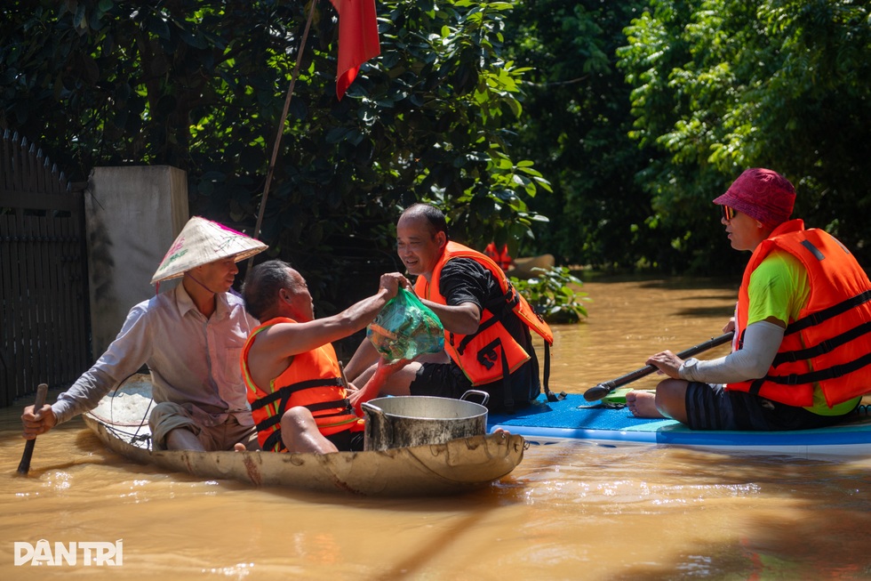 Sau lũ dữ là những bàn tay cứu người giữa “biển nước” Thái Nguyên - 4 Sau lũ dữ là những bàn tay cứu người giữa “biển nước” Thái Nguyên - 4