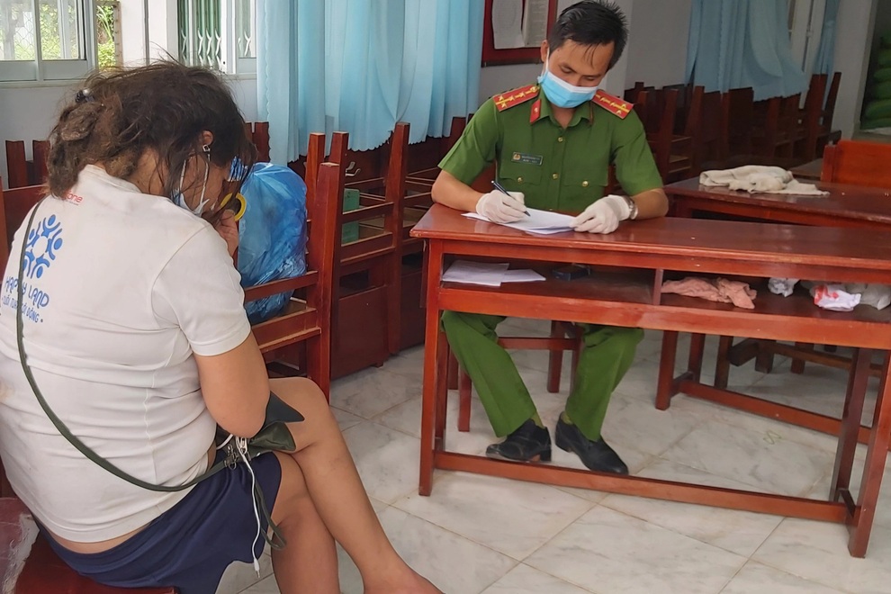 Người phụ nữ lao vào chốt kiểm dịch, giật cầu vai, cắn chảy máu tay công an - 1 Người phụ nữ lao vào chốt kiểm dịch, giật cầu vai, cắn chảy máu tay công an - 1