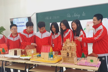 Học sinh lớp 8 sáng tạo nhiều mô hình nhà chống lũ cho người dân miền Trung