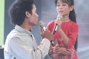 Cẩm Ly, Đại Nghĩa cảm động trước hai cha con ngồi xe lăn, bán kẹo kéo