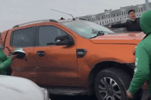 Tài xế xe bán tải gây tai nạn rồi bỏ chạy ở Hà Nội