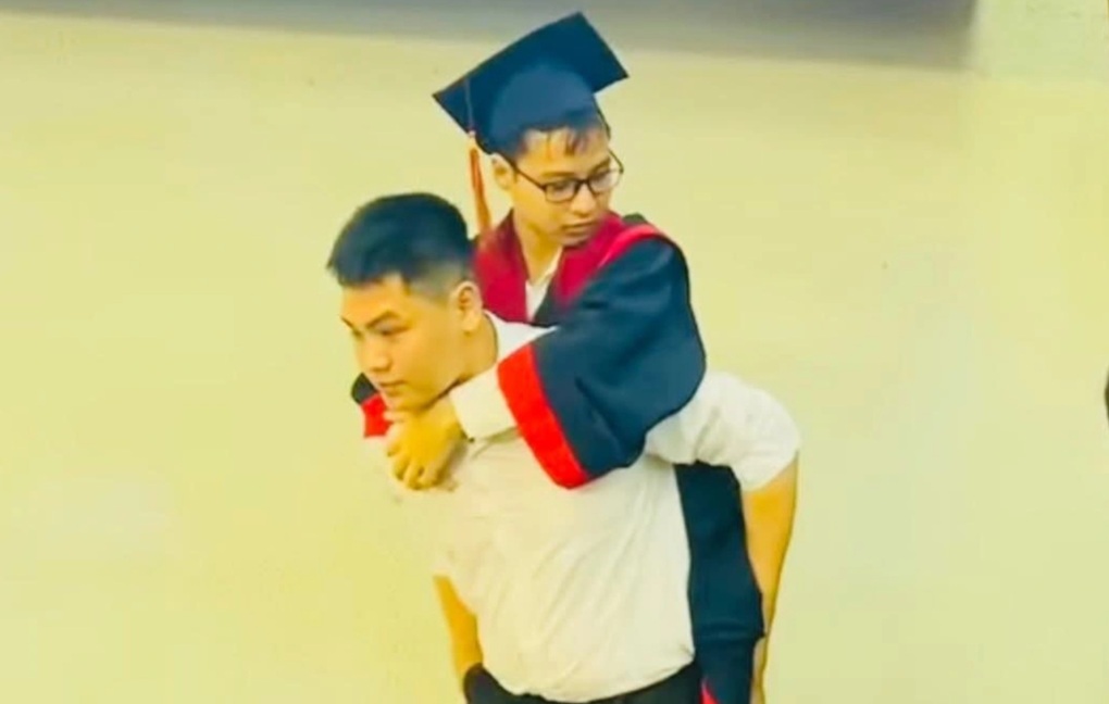 Nam sinh 10 năm cõng bạn vượt gần 100km cõng bạn lên sân khấu nhận bằng - 1 Nam sinh 10 năm cõng bạn vượt gần 100km cõng bạn lên sân khấu nhận bằng - 1