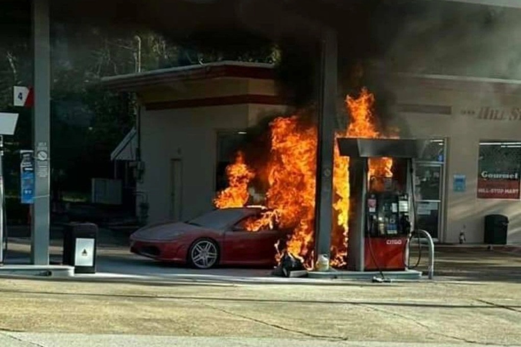 Siêu xe Ferrari F430 bất ngờ bốc cháy khi đang bơm xăng - 1 Siêu xe Ferrari F430 bất ngờ bốc cháy khi đang bơm xăng - 1