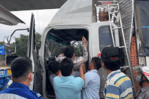 Giải cứu tài xế kẹt trong cabin xe tải biến dạng ở TPHCM