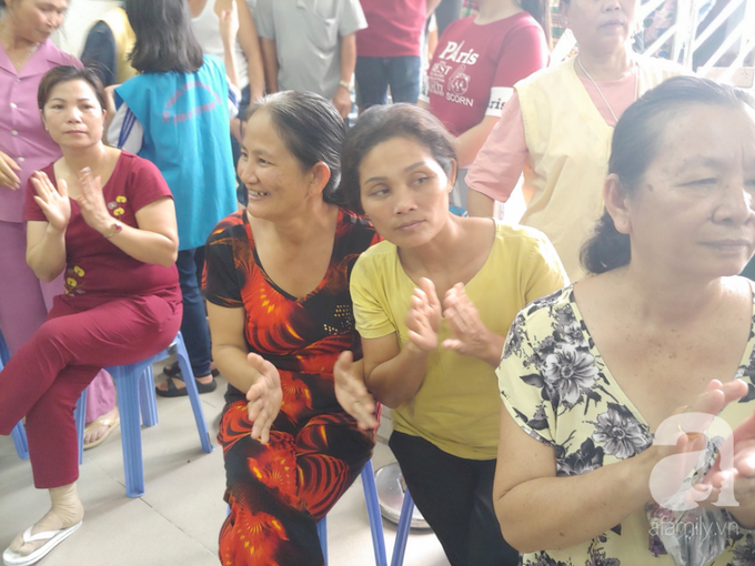 Buổi ca nhạc kỳ lạ ở Sài Gòn: Vừa hát vừa cắt tóc gội đầu, không bao giờ mong gặp lại khán giả - Ảnh 4. Buổi ca nhạc kỳ lạ ở Sài Gòn: Vừa hát vừa cắt tóc gội đầu, không bao giờ mong gặp lại khán giả - Ảnh 4.
