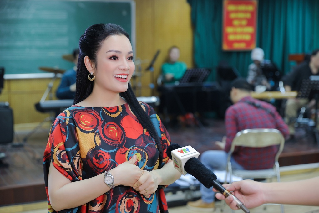 Tân Nhàn lo lắng vì cổ họng bất ổn trước đêm diễn Con đường âm nhạc - 2 Tân Nhàn lo lắng vì cổ họng bất ổn trước đêm diễn Con đường âm nhạc - 2