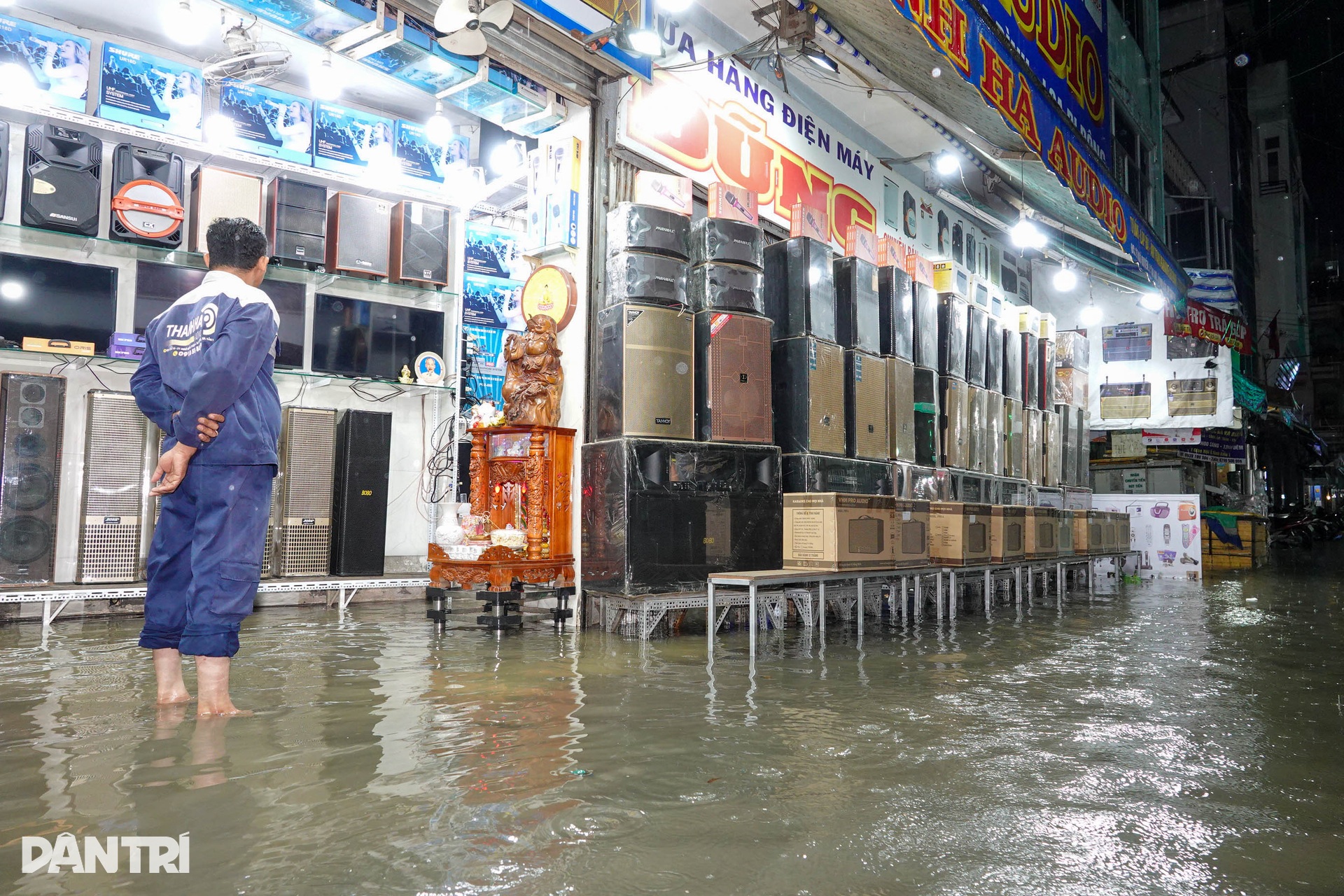 Người Cần Thơ đội mưa, lội nước về nhà trong ngày triều cường vượt báo động - 5