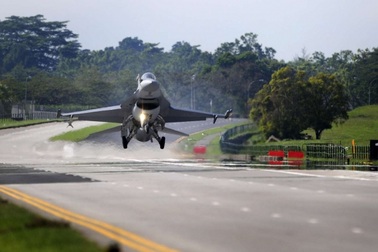 Ukraine dùng cao tốc để xuất kích chiến đấu cơ F-16