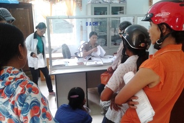 Phó chủ tịch xã đi vắng, phòng làm việc vẫn sáng đèn, bật quạt