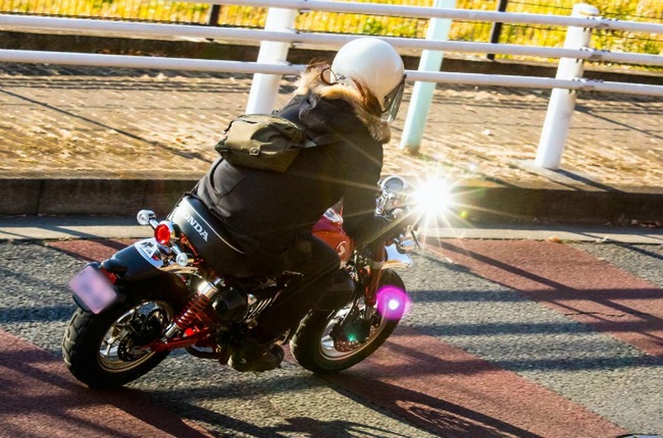 Đẹp lung linh xế khỉ Honda Monkey giữa mùa lá rụng - 17 Đẹp lung linh xế khỉ Honda Monkey giữa mùa lá rụng - 17