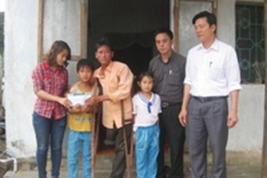 Trao quà nhân ái đến gia đình “Người đàn ông đi biển bằng một chân”