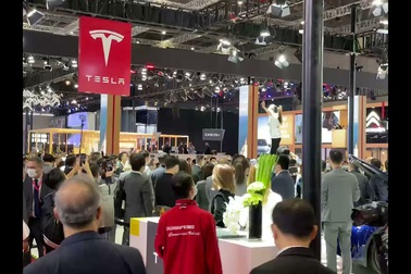 Tố xe Tesla lỗi phanh, khách hàng nữ gây náo loạn Triển lãm ô tô Thượng Hải