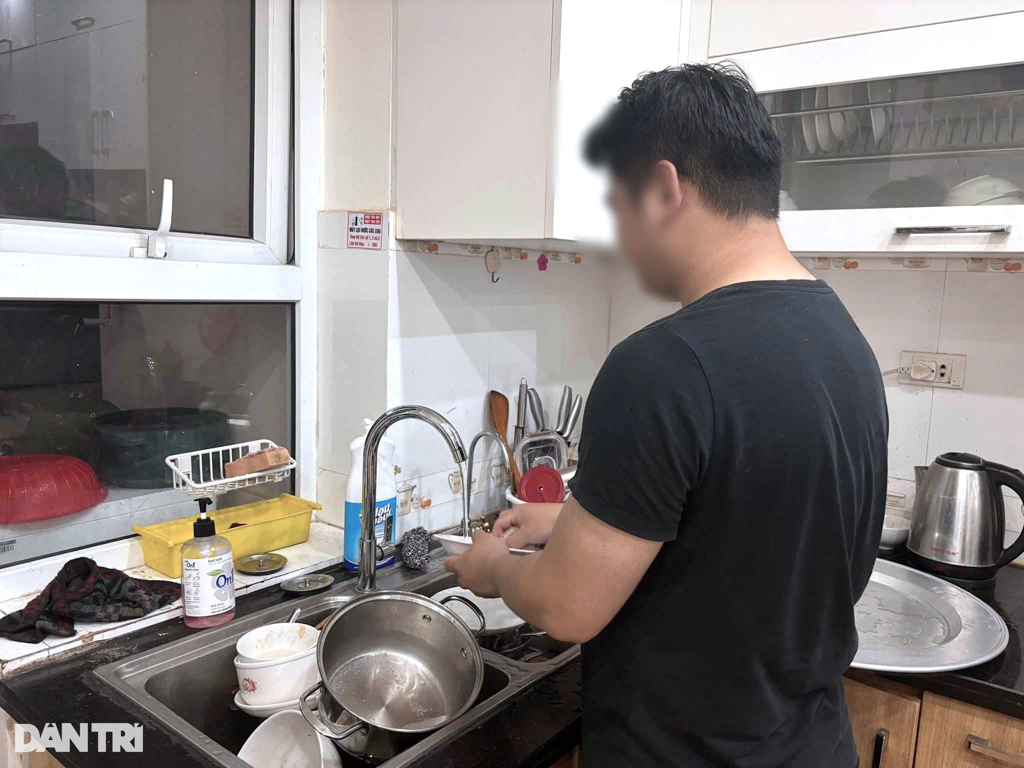 Bi hài những người đàn ông gặp khủng hoảng, lao đao vì... vợ ốm - 2 Bi hài những người đàn ông gặp khủng hoảng, lao đao vì... vợ ốm - 2
