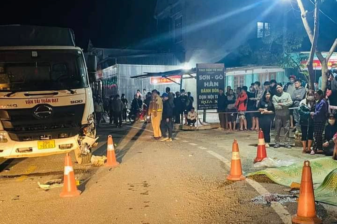 Xe máy đấu đầu xe tải, 2 người tử vong - 1 Xe máy đấu đầu xe tải, 2 người tử vong - 1