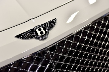 Bất chấp đại dịch, nhà giàu vẫn ùn ùn mua xe Bentley